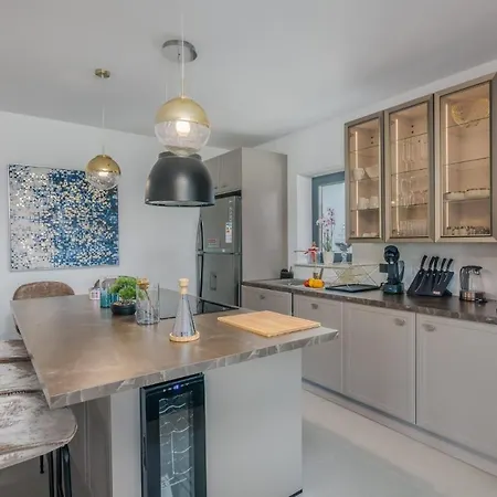 Tea Deluxe With Private Pool Apartment